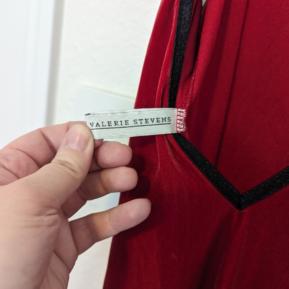 Red velvet dress. - Picture 6 of 9